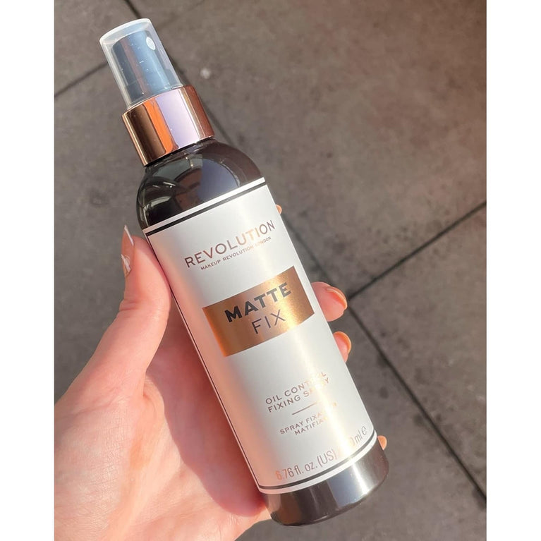 MAKEUP REVOLUTION Pro Fix Oil Control Fixing Spray for Long-Lasting Matte Finish